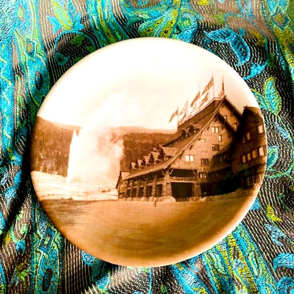 Yellowstone Old Faithful Inn Plate - Picture 1 of 6